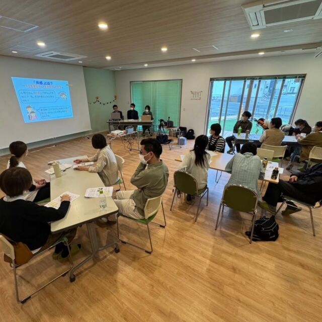 .
10/26 第1回SMILEピアサポート心理士・ファシリテーター研修会を開催しました。

講師は
鈴鹿医療科学大学 保健衛生学部医療福祉学科
臨床心理学専攻
中西 健二先生

NPO法人 三重難病連 理事
三重難病連加盟 下垂体友の会 会長
谷 隆太先生

お2人に講師をお願いし、ご講演いただきました✨
傾聴・共感について
ファシリテーションについて
ご講演いただき、グループワークでは会場とzoomのブレイクアウトルームでそれぞれ意見を出し合って、学ぶことが出来ました🍀

津市のサンクエールの森様に会場をお借りし、ハイブリッド開催をさせていただき、zoomでもご参加していただくことが出来ました。
たくさんの方々にご参加いただきありがとうございました(*´˘`*)

SMILEピアサポート交流会が、いよいよこの12月からスタートします‼️この1年半研修会やミーティングを重ねて準備してきました。
その中でたくさんのことを学んできましたが、ピアサポートってこれが正解とか、これで完璧ってことはないと考えています。
自分たち当事者(保護者)は専門家ではないですが、同じ当事者同士・同じ当事者の親として、仲間である【強み】があります✨
この強みを活かして、今悩み苦しんでいる、辛く孤独を感じている、あの時の自分みたいに悲しい思いをしている方々の気持ちに少しでも寄り添って行けたらと思っています。
そして皆様と一緒にSMILEピアサポート交流会のカタチを少しずつ作って行きたいです🍀

今回講師をしていただいた中西先生、谷先生、研修会運営のためにご尽力いただきました支援者の皆様、会場をご提供いただいたサンクエールの森の皆様、
心より御礼申し上げます。
本当にありがとうございました✨

#三重県重症ケア家族会SMILE
#アイライン全国
#ピアサポート
#ピアサポート交流会
#心理士ファシリテーター研修会
#ピアサポート研修会
#三重県家族会
#重症ケア
#医療的ケア者 #医療的ケア児
#重症心身障がい者 #重症心身障がい児
#障がい者#障がい児
#肢体不自由